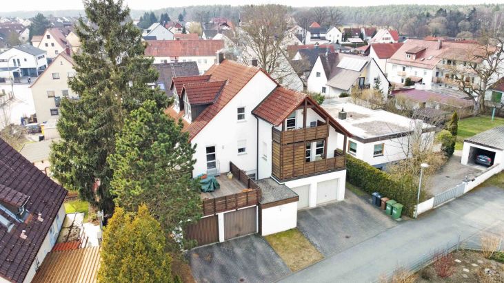 Foto Inflationsschutz mit Betongold: Gepflegtes Haus mit 4 Wohnungen & 4 Garagen in beliebter Lage